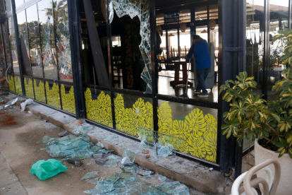 El restaurante Xiroi Can Nuri, con vidrios rotos y destrozos visibles.