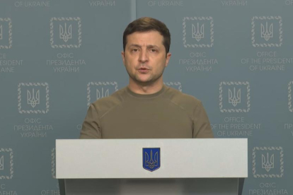 El presidente de Ucrania, Volodímir Zelenski, en un vídeo dirigiéndose a la población.