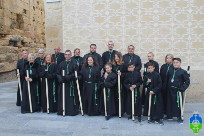 Grupo de miembros de la Hermandad durante el viacrucis del 2019.