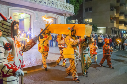 Imatges de l'esdeveniment celebrat ahir al vespre, davant de la Casa Rull.