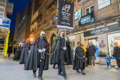 Imatges de l'esdeveniment celebrat ahir al vespre, davant de la Casa Rull.