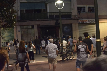 Imatge dels moments de tensió que es va viur entre veïns i ocupes al barri del Pilar.