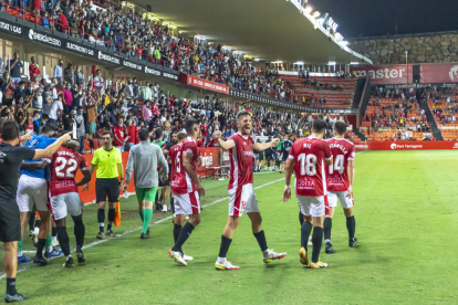 Els jugadors grana celebrant el gol d'Edgar Hernández que servia per donar la volta al marcador.
