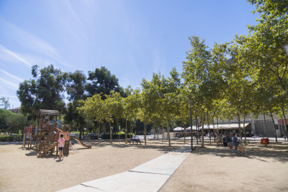 Imatge general de la plaça Antoni Correig i Massó i el parc infantil que serà reformat pròximament.