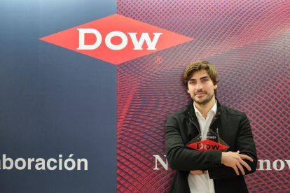 Vitor Seorra amb el guardó que va rebre durant la cerimònia d'entrega del Premi Dow.