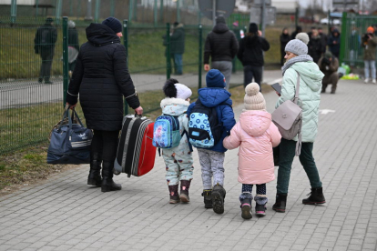 Una familia ucraniana huyendo del conflicto bélico en dirección a Polonia.