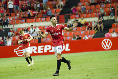 Robert Simón celebra el primer gol del Nàstic este viernes, contra el Alcoyano.