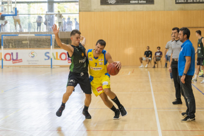 Un moment del CB Salou-Joventut de Lliga Catalana EBA.