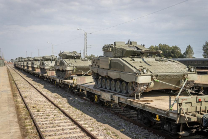 Imagen de los tanques en la plataforma ferroviaria que los tiene que llevar de nuevo a Tarragona.