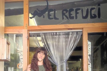 Maria Saavedra, a la porta del Refugi d'Arbolí.