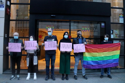 Acció reivindicativa de l'Observatori Contra l'Homofòbia per denunciar les 284 inicidències del 2021.