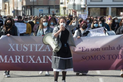 Diverses dones participen en una manifestació en suport a les 87 dones que en 2019 van ser gravades mentre pixaven en les festes de Maruxaina.