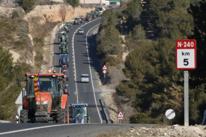 Marcha lenta de tractores en la N-240, entre Valls y Tarragona, en la movilización convocada por Unió de Pagesos.