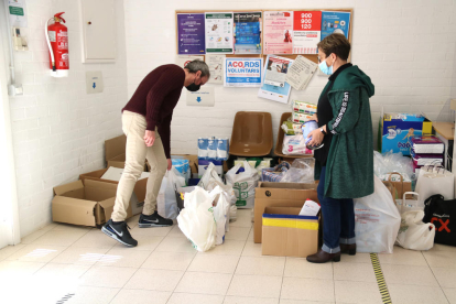 Membres de la coordinadora a l'Ebre de l'ONG ordenant els aliments i medicaments que donen els veïns de la Sénia.