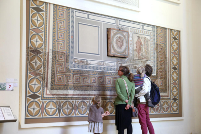 El 'Mosaico de la Medusa' es uno de los que se trasladará de la plaza del Rey a un almacén para poder continuar con las obras.