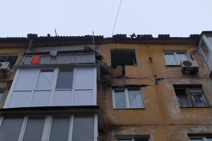 Un edifici de la ciutat de Mariúpol, a Ucraïna, bombardejat per les tropes russes.
