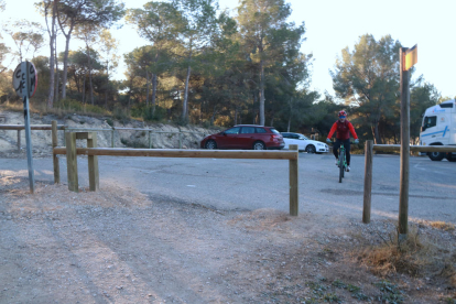 Un ciclista a su paso por la valla colocada en uno de los accesos al parque.