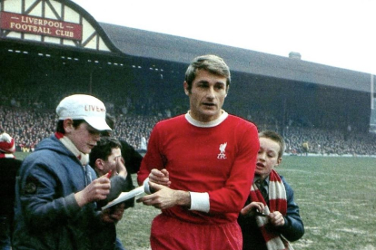 Una imagen de archivo de Roger Hunt con la camiseta del Liverpool.