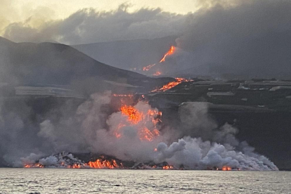 Imatge de la lava arribant al mar, aquest matí.