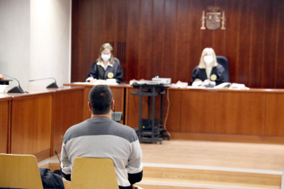 El acusado de abusar del hijo de 5 años, durante el juicio en la Audiencia de Lleida.