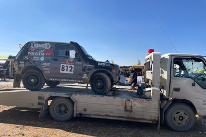 La caja de cambios del Lada Niva se va averiar y el piloto, Marcel Quirós, tuvo que arreglarla.