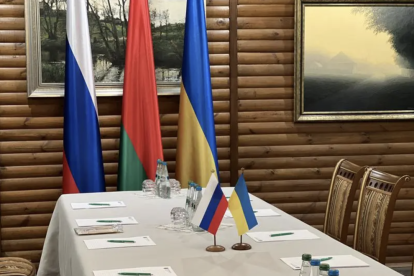 La taula de negociació, llesta per acollir la segona trobada entre Ucraïna i Rússia.