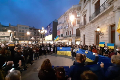 Imagen de una concentración contra la guerra en Ucrania en la plaza Mercadal.