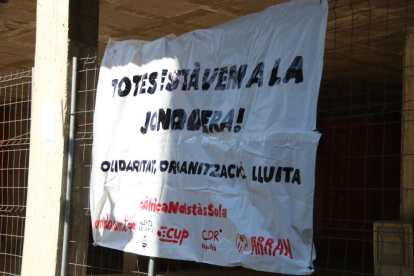 La pancarta que han colgado frente a los juzgados de Figueres.