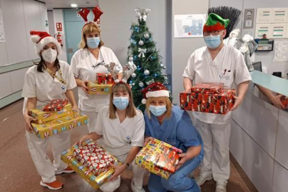 Personal del hospitales recogiendo regalos.