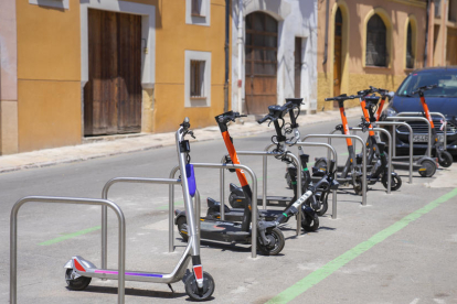 Imagen de unos patinetes eléctricos por el centro de Tarragona.