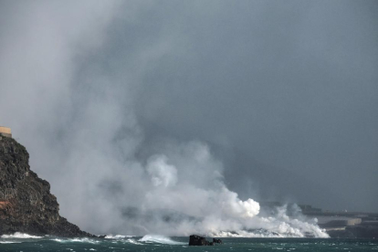 Imagen de la lava llegando al mar.
