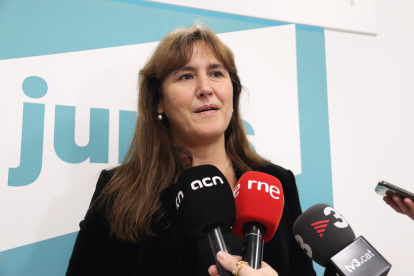 La presidenta del Parlament, Laura Borràs, atenent als mitjans de comunicació des de la seu de JxCat.