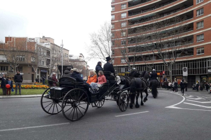 Los carruajes desfilando por las calles de Reus.