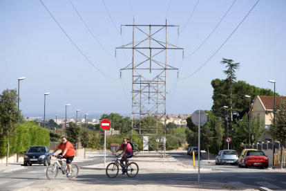 Imagen de archivo de la urbanización El Pinar con una de las torres eléctricas colocadas a la zona.