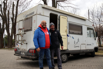 En Sisu i en Robert, aquest diumenge a Przemysl davant l'autocaravana, a punt per empendre el camí de retorn a Catalunya amb cinc refugiats.