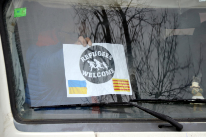 Cartell de 'Refugees welcome' a l'autocaravana que transporta cinc refugiats a Catalunya.