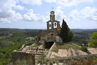 La iglesia y campanario de San Miquel de Vespella de Gaià.