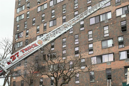 Bombers de Nova York desplaçats al bloc de l'incendi