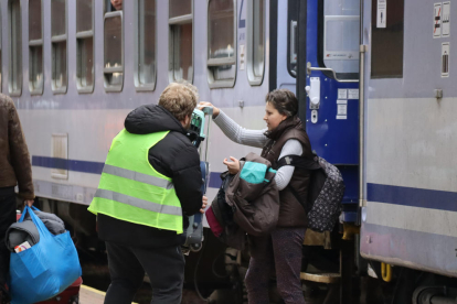 Una dona arriba des d'Ucraïna a l'estació de tren de Przemsyl, a Polònia.