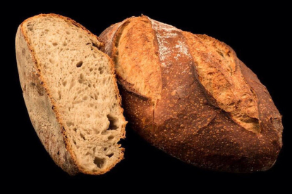 Dues barres de pa, un aliment que podria ser beneficiós per a persones amb malalties inflamatòries intestinals.