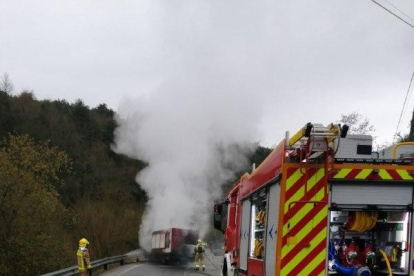 Tres dotacions de Bombers s'han desplaçat fins al lloc.