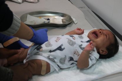 Imatge d'un nadó rebent la vacuna.