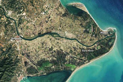 Imagen del delta del Ebre del Observatorio de la Tierra de la NASA, hecha desde el satélite Landsat 8 en el 2021, donde se ve un claro retroceso de la isla triangular de la desembocadura del río Ebre.