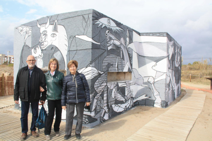 Tres germans de la família Casas davant el búnquer on van viure quan eren petits.