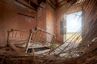 El dormitorio de una casa abandonada, fotografiado por Jaume Cardona.