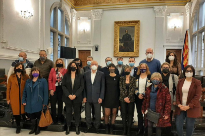 Foto de família dels participants en l'acte institucional per commemorar el Dia Internacional de les Dones a Reus.