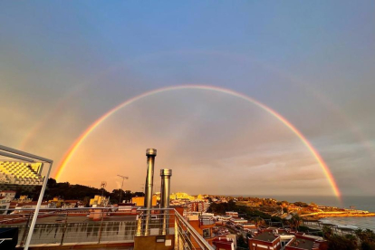 Imagen del arco iris presidiendo la costa de Tarragona.