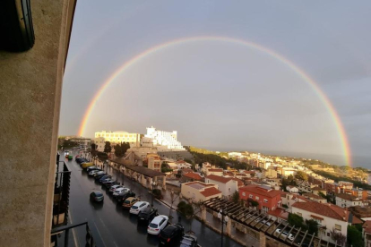 Imagen del arco iris desde el Paseo de Sant Antoni.