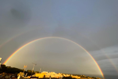 Imagen del arco iris presidiendo la costa de Tarragona.