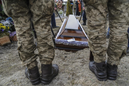 Imagen del funeral de tres soldados ucranianos.
